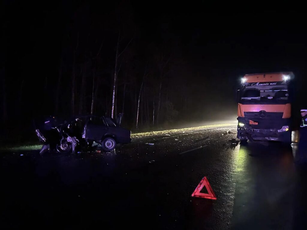 Два человека погибли в лобовом столкновении под Тобольском Два человека погибли в лобовом столкновении под Тобольском