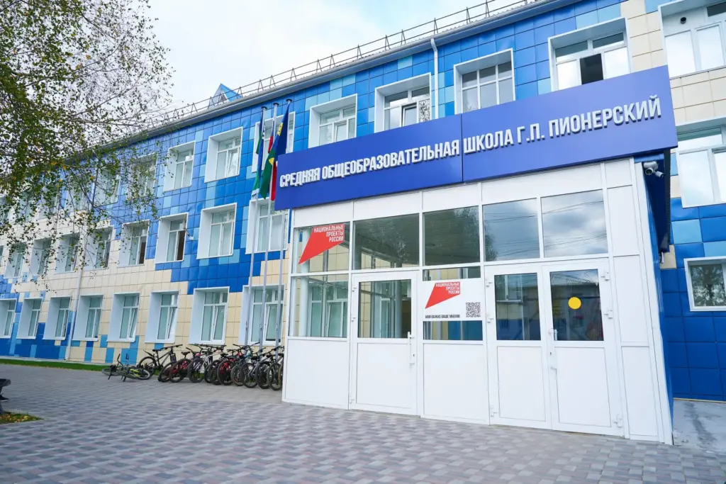 От школ до дорог: итоги поездки губернатора Югры Руслана Кухарука и главы Советского района Евгения Буренкова. От школ до дорог: итоги поездки губернатора Югры Руслана Кухарука и главы Советского района Евгения Буренкова.