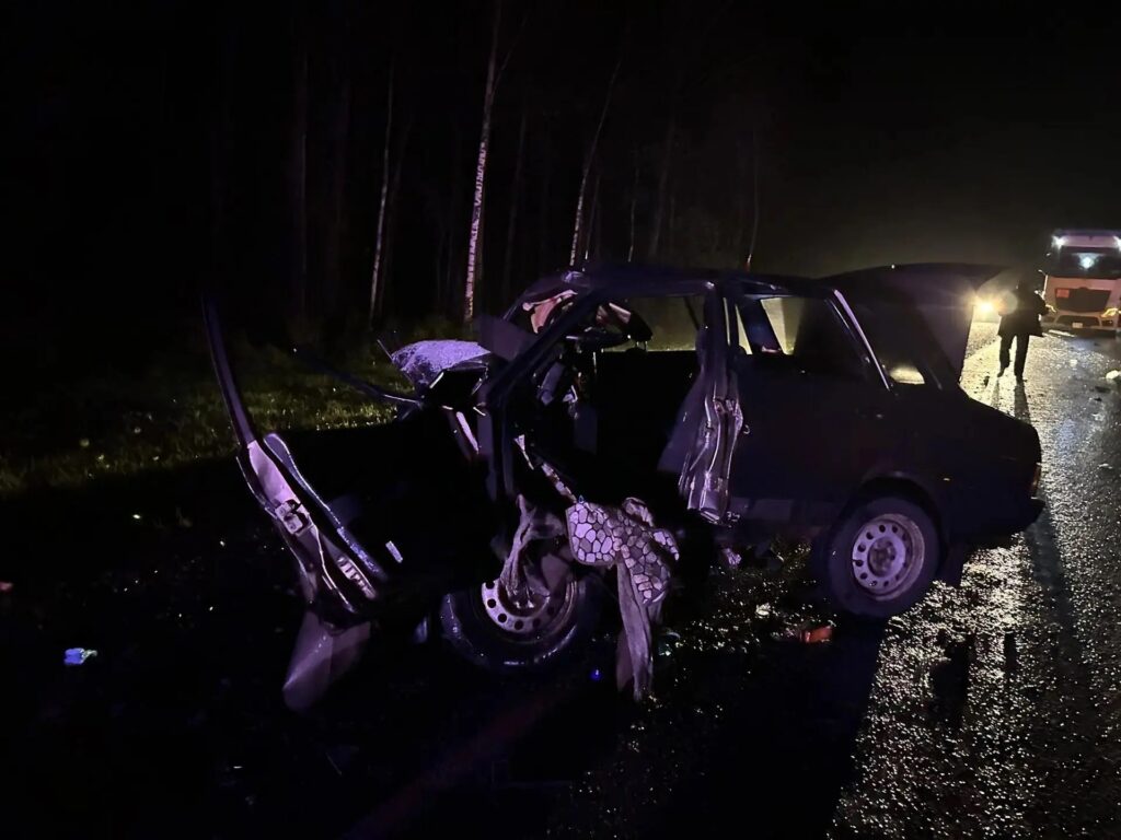 Два человека погибли в лобовом столкновении под Тобольском Два человека погибли в лобовом столкновении под Тобольском