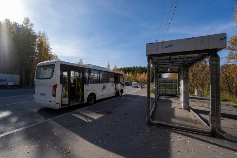В Сургуте обновляют остановочную сеть — приехала первая партия новых павильонов В Сургуте обновляют остановочную сеть — приехала первая партия новых павильонов